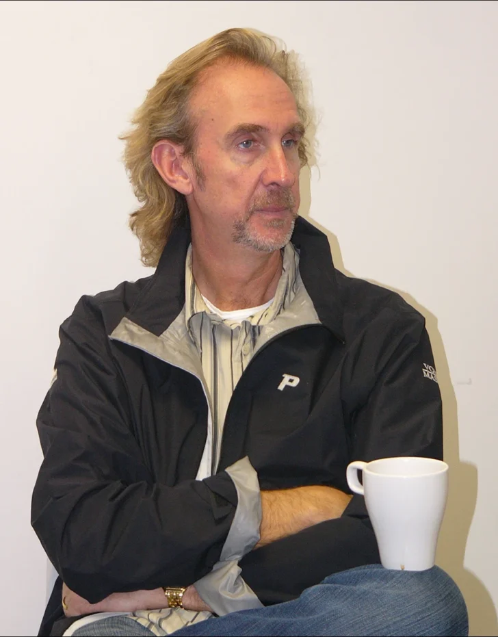 Mike Rutherford als Tassenakrobat beim Genesis Interview un Hannover