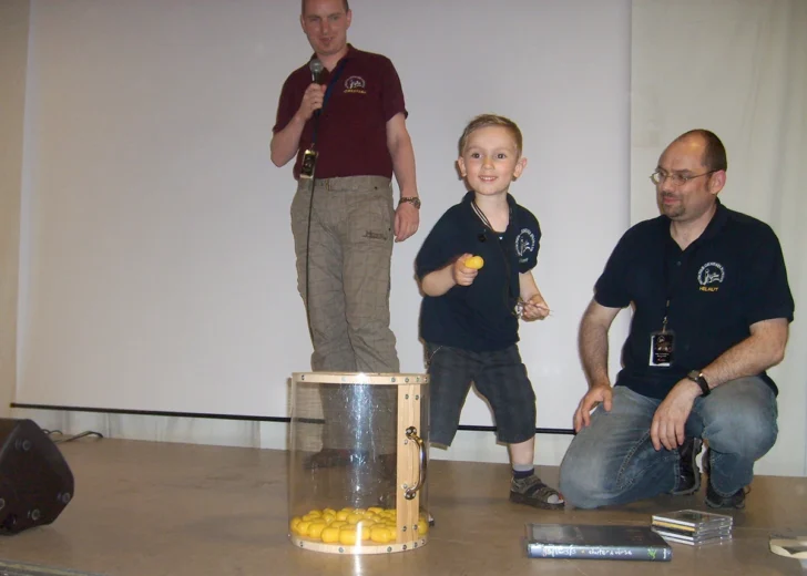 Janisch junior und senior mit Christian bei der Tombola-Auslosung