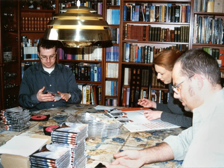 Bernd, Sabine und Helmut beim Verpacken/Nummerieren der CDs